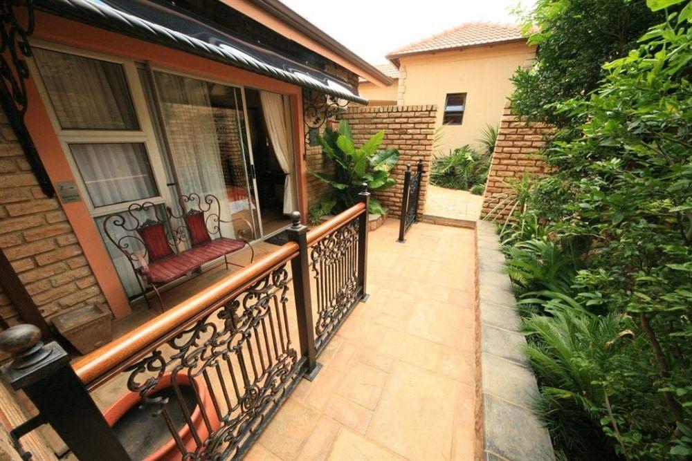 Le Cozmo Guesthouse Joanesburgo Exterior foto