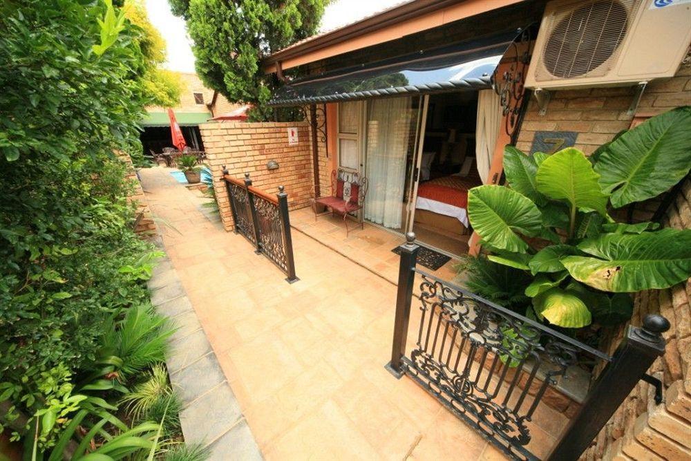 Le Cozmo Guesthouse Joanesburgo Exterior foto