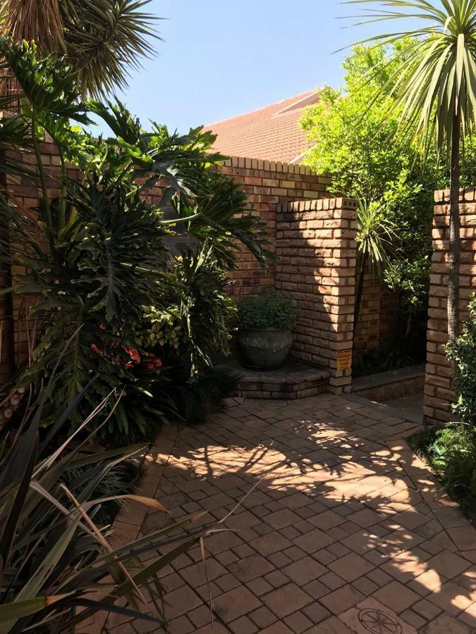 Le Cozmo Guesthouse Joanesburgo Exterior foto