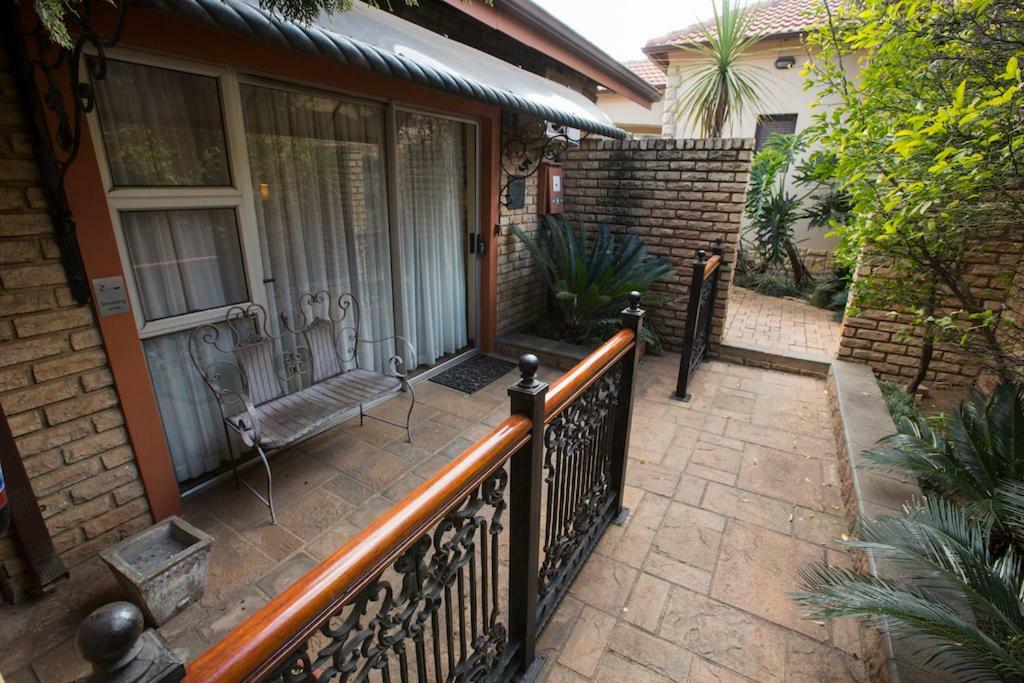 Le Cozmo Guesthouse Joanesburgo Exterior foto